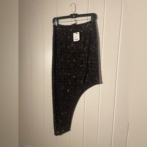 GORGEOUS Zara Asymmetrical Black Sequin Skirt size small NWT .. 🥳